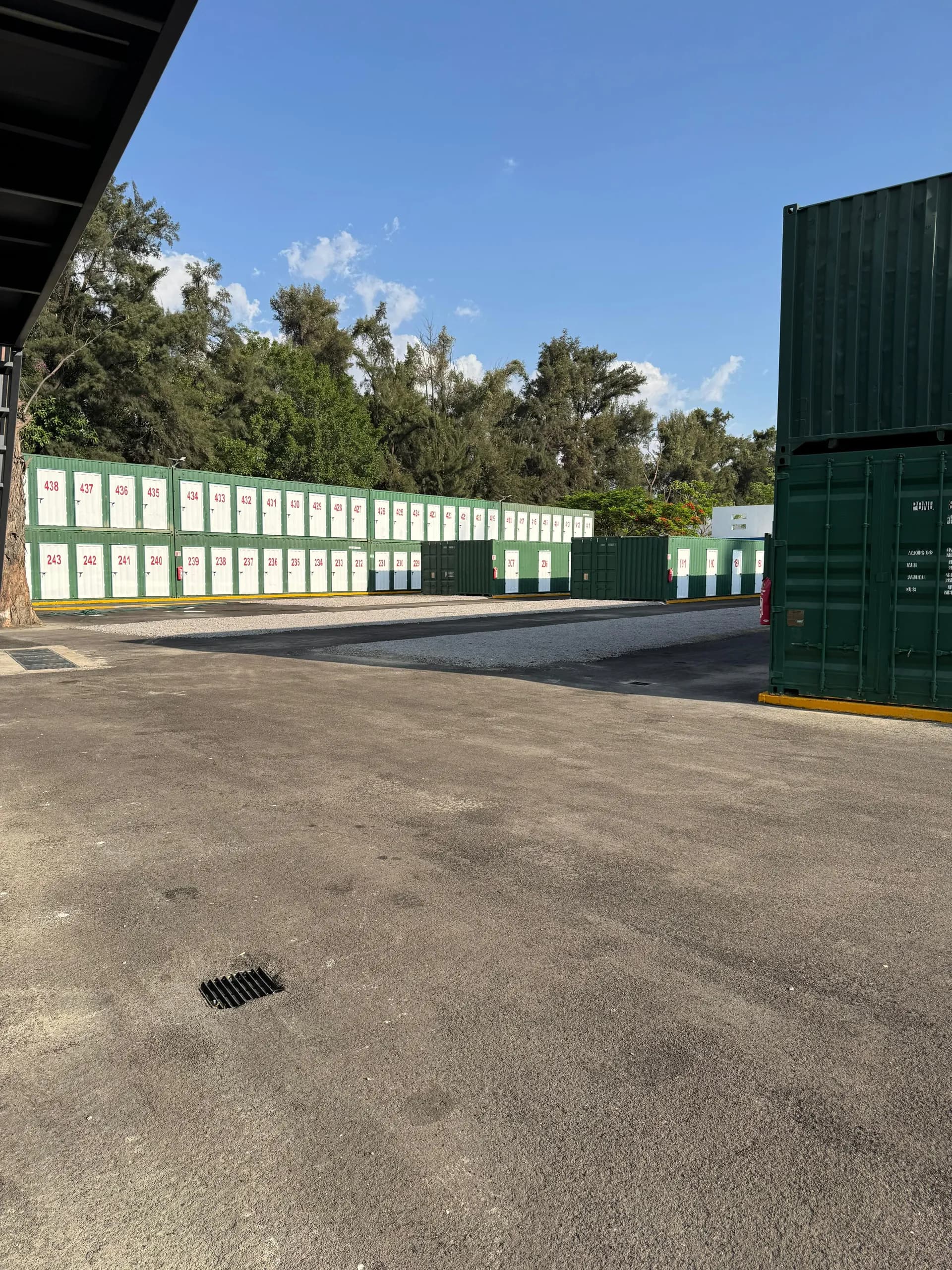 Pasillo iluminado de mini bodegas ToroBox con puertas rojas y vigilancia