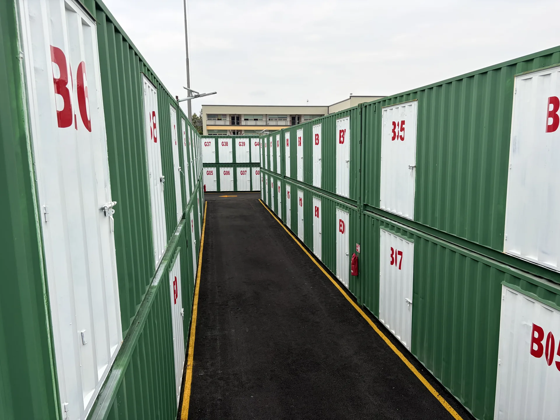 Pasillo de mini bodegas tipo contenedor ToroBox sucursal Juan Gil Preciado en Zapopan