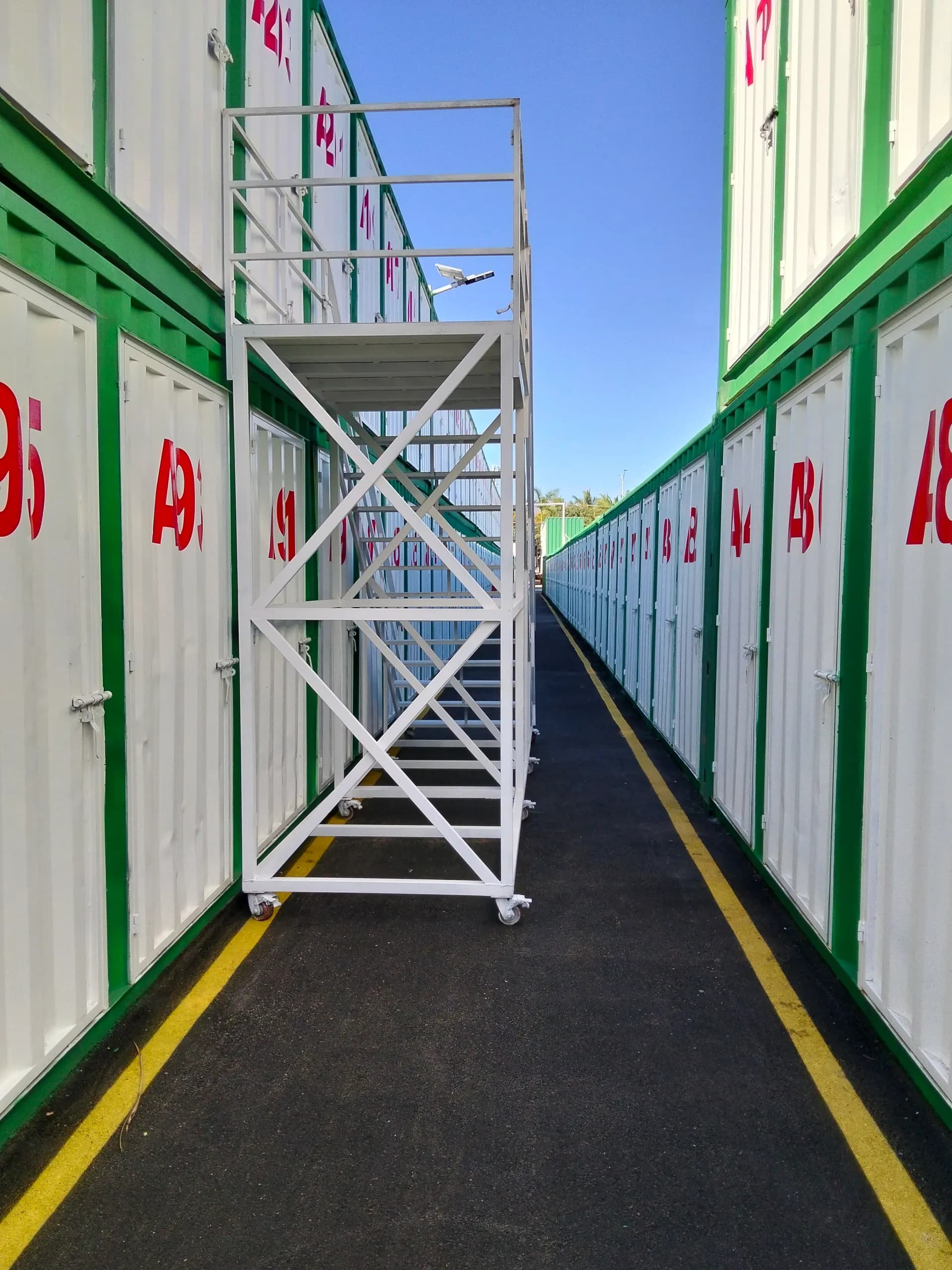 Interior de mini bodegas en sucursal Bucerías